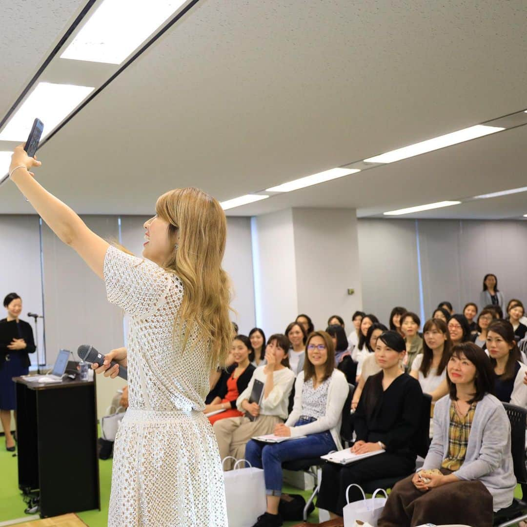 吉田ちかさんのインスタグラム写真 - (吉田ちかInstagram)「Spoke at an event for working women yesterday! A huge thanks to all the ladies that participated❤️ I hope that by me sharing my story and experience, some of you are inspired to take that first step into “doing what you love”!﻿ ﻿ 昨日は日経Wアカデミー「働く女子のためのステップアップ講座」というイベントで登壇させていただきました！来てくださった皆さん、どうもありがとうございました❤️ 自分のストーリーや経験をシェアすることによって、皆さんが好きなことを形にするために少しでも背中を押せたら嬉しいです！﻿ ﻿ ちなみに、突然ですが明日からプリンと二人でシアトルに行ってきます！そうなんです、また新しい旅がw プリンの1歳の誕生日はシアトルで両家のおじいちゃん＆おばあちゃんと過ごすことにしました😊 １週間遅れておさるさんがhis parentsを連れてシアトルに来ます☆ ﻿ ﻿ シアトルは実家なので「移住」ではなく「帰省」ですがw 久しぶりなので楽しみです！夏の予定、今後のプチ移住計画については近々動画で発表しますね！来週ぐらいには？？﻿ ﻿ プリンと二人きりのフライトはちょっとドキドキですが、たまにはパパなしで経験しておかないと！最近は、色んな知恵がついてきて周りにもとても敏感。しかも、深夜便ではないので😱w  まあ、でも、どうにかなるでしょう！﻿ ﻿ #スワイプ #イベントではご機嫌で最初は投げキスを連発してましたw #その後はお昼寝時間で爆睡 #イベント後の取材ではカメラマンさんに興味津々 ﻿ #これからパッキング #少々やばいですw﻿ ﻿ BTW Pudding and I are leaving for Seattle tomorrow! I know, another trip already!! We’ll be spending Pudding’s first birthday with both of her grandparents as Osaru-san is bringing his parents to Seattle for the first time! They’ll be arriving a week after us. I’m a bit nervous to fly with Pudding alone especially since she’s just who much more aware of her surroundings PLUS it’s  not a red eye… oh dear! We’ll get through it though!」5月27日 23時46分 - bilingirl_chika