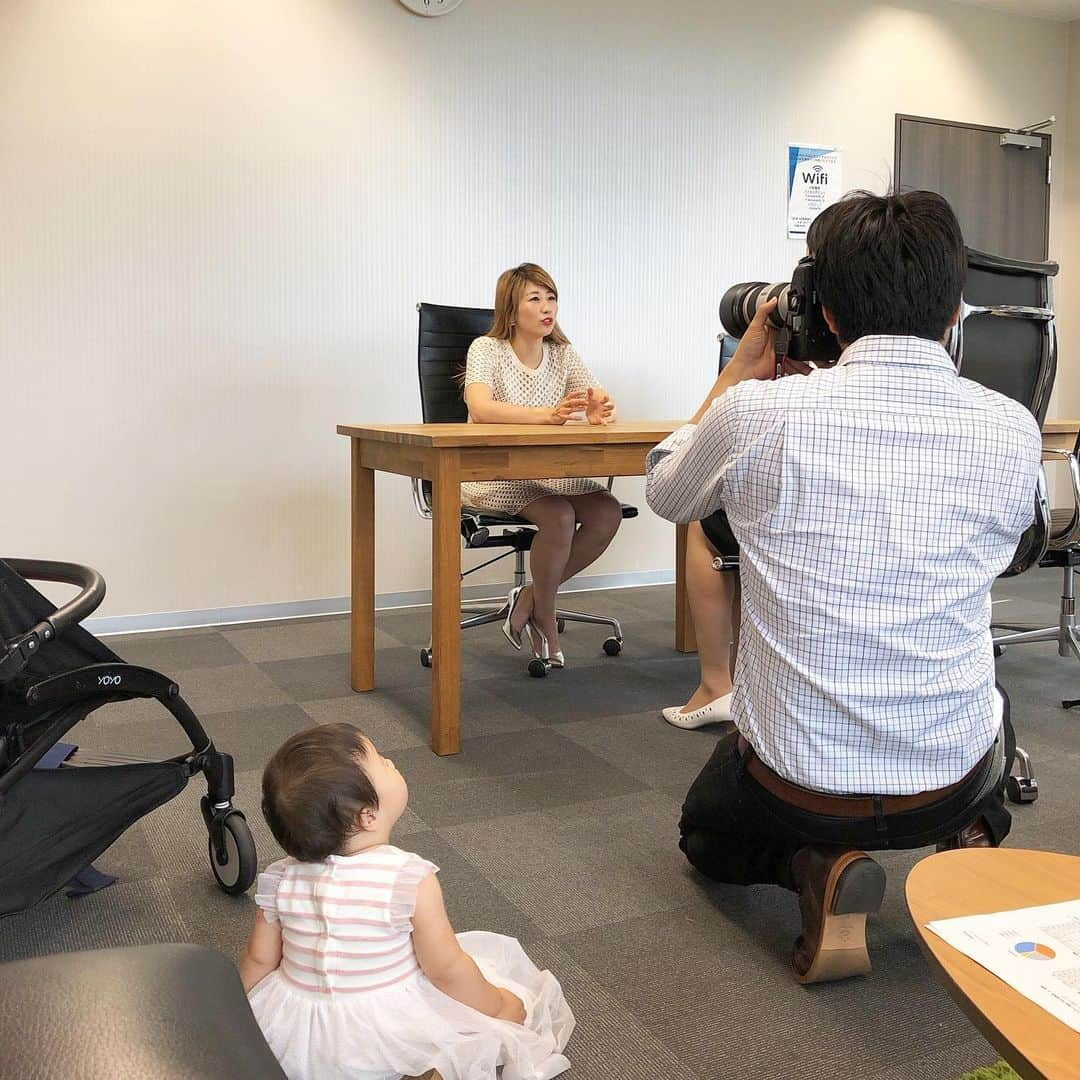 吉田ちかさんのインスタグラム写真 - (吉田ちかInstagram)「Spoke at an event for working women yesterday! A huge thanks to all the ladies that participated❤️ I hope that by me sharing my story and experience, some of you are inspired to take that first step into “doing what you love”!﻿ ﻿ 昨日は日経Wアカデミー「働く女子のためのステップアップ講座」というイベントで登壇させていただきました！来てくださった皆さん、どうもありがとうございました❤️ 自分のストーリーや経験をシェアすることによって、皆さんが好きなことを形にするために少しでも背中を押せたら嬉しいです！﻿ ﻿ ちなみに、突然ですが明日からプリンと二人でシアトルに行ってきます！そうなんです、また新しい旅がw プリンの1歳の誕生日はシアトルで両家のおじいちゃん＆おばあちゃんと過ごすことにしました😊 １週間遅れておさるさんがhis parentsを連れてシアトルに来ます☆ ﻿ ﻿ シアトルは実家なので「移住」ではなく「帰省」ですがw 久しぶりなので楽しみです！夏の予定、今後のプチ移住計画については近々動画で発表しますね！来週ぐらいには？？﻿ ﻿ プリンと二人きりのフライトはちょっとドキドキですが、たまにはパパなしで経験しておかないと！最近は、色んな知恵がついてきて周りにもとても敏感。しかも、深夜便ではないので😱w  まあ、でも、どうにかなるでしょう！﻿ ﻿ #スワイプ #イベントではご機嫌で最初は投げキスを連発してましたw #その後はお昼寝時間で爆睡 #イベント後の取材ではカメラマンさんに興味津々 ﻿ #これからパッキング #少々やばいですw﻿ ﻿ BTW Pudding and I are leaving for Seattle tomorrow! I know, another trip already!! We’ll be spending Pudding’s first birthday with both of her grandparents as Osaru-san is bringing his parents to Seattle for the first time! They’ll be arriving a week after us. I’m a bit nervous to fly with Pudding alone especially since she’s just who much more aware of her surroundings PLUS it’s  not a red eye… oh dear! We’ll get through it though!」5月27日 23時46分 - bilingirl_chika