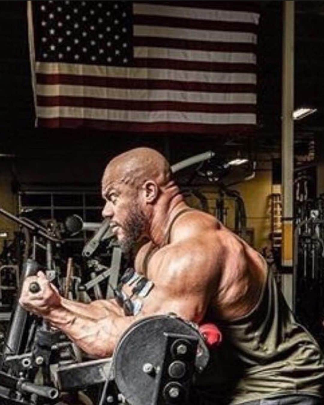 Phil Heathのインスタグラム：「“As we express our gratitude, we must never forget that the highest appreciation is not to utter the words, but to live by them.” - JFK 🇺🇸 🇺🇸 🇺🇸 🇺🇸 🇺🇸 🇺🇸 🇺🇸 🇺🇸 🇺🇸 Showing honor and respect to lose who gave their lives while serving our country.  I know some people from abroad may not understand this post, but I would greatly appreciate that you would refrain from commenting anything disrespectful ok. Thank you. For everyone I wish you all a marvelous day filled with great times with family & friends, oh and if you can get a workout in then go get your swole on!  Love to all!  #MemorialDay2019  #thankyouforyourservice」