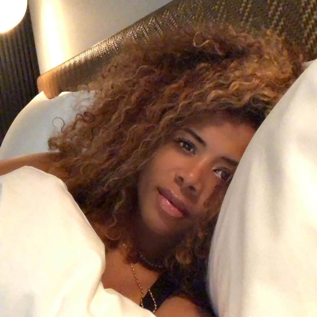 ケリスのインスタグラム：「Work time .....」