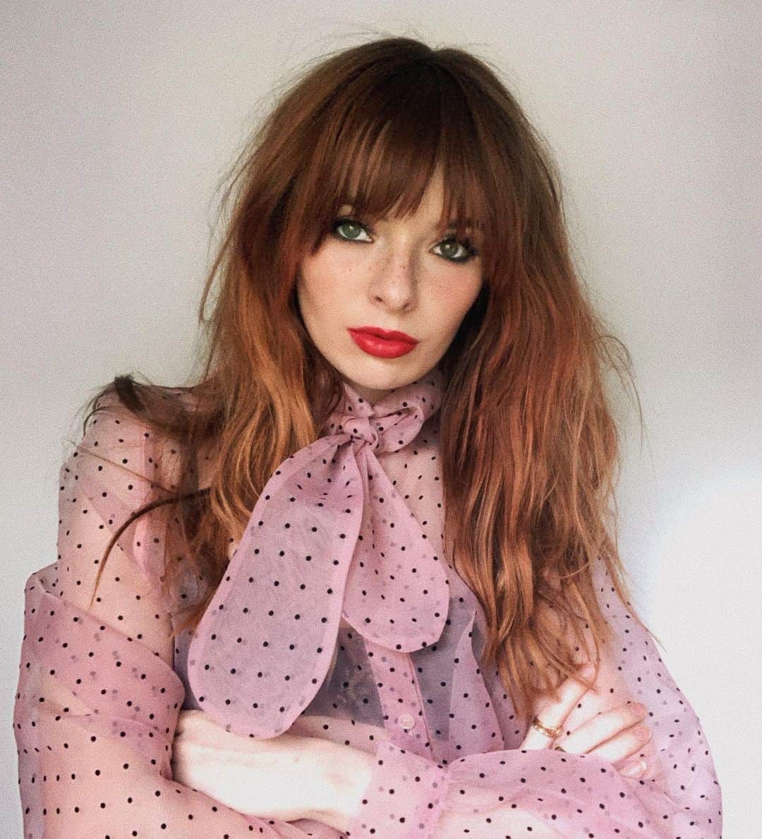 ジェーン・アルドリッジのインスタグラム：「Pepto pink puts me in the best mood 🍒🍒🍒」