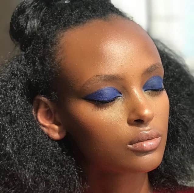 Maybelline New Yorkさんのインスタグラム写真 - (Maybelline New YorkInstagram)「This look is giving us major #memorialday makeup inspo! 💙 Makeup artist @bimpeonakoya 🇳🇬 created this using lasting drama gel eyeliner in ‘lustrous sapphire’. #mnyitlook #mnyliner」5月27日 23時52分 - maybelline