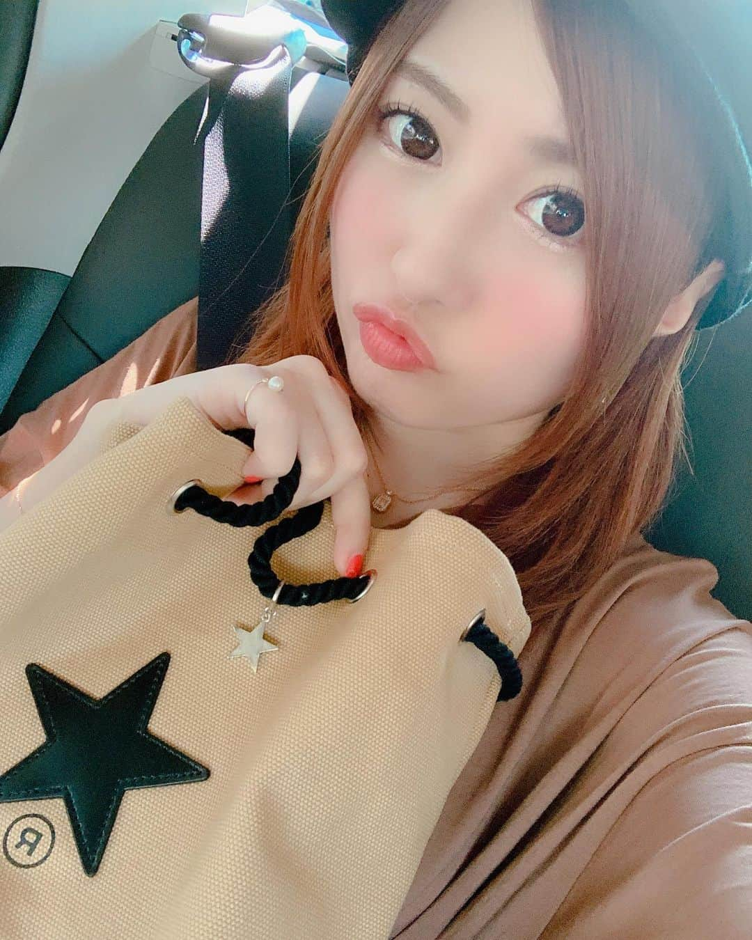 成瀬心美さんのインスタグラム写真 - (成瀬心美Instagram)「💫 . . 今日はwebラジオからの ご飯会だけだったので ごゆる〜りなお洋服。 . . もう夏みたいに暑いねー。 . 服装も段々 難しくなってきて 春服着る期間 本当短かったなぁ💭 . . 最近好きな @converse_tokyo ❤️ バックとかを オシャレなファンの方が プレゼントしてくれるの！ . . これもとっても お気に入りの１つ☺️ . . ワンピースは先日買ったのだけど 生地が柔らかくて 本当着心地が良くて 一枚でさらっと着られるけど ウエストについてるリボンで キュッと見せられるから ゆるいけどメリハリついて とても体のラインが綺麗に見えて 買ったばかりなのに 沢山着ています☺️えへへ . . ふえぇーーー . 今日はご飯会だから 気にせず食べてしもた！げぷぅ。 . . 明日からまたダイエット 頑張ろうっと！ . みんなは夏に向けて 何か心がけていること ありますか☺️？？ . . casquette ↪︎ @ca4la_official  one-piece ↪︎ @snidel_official  bag ↪︎ @converse_tokyo  sandal ↪︎ @crocsjp . . #today #todayscode #fashion #bag #onepiece #sandal #casquette #snidel #conversetokyo #ca4la #crocs #ゆるコーデ #楽ちんコーデ」5月27日 23時53分 - coco3ndazo