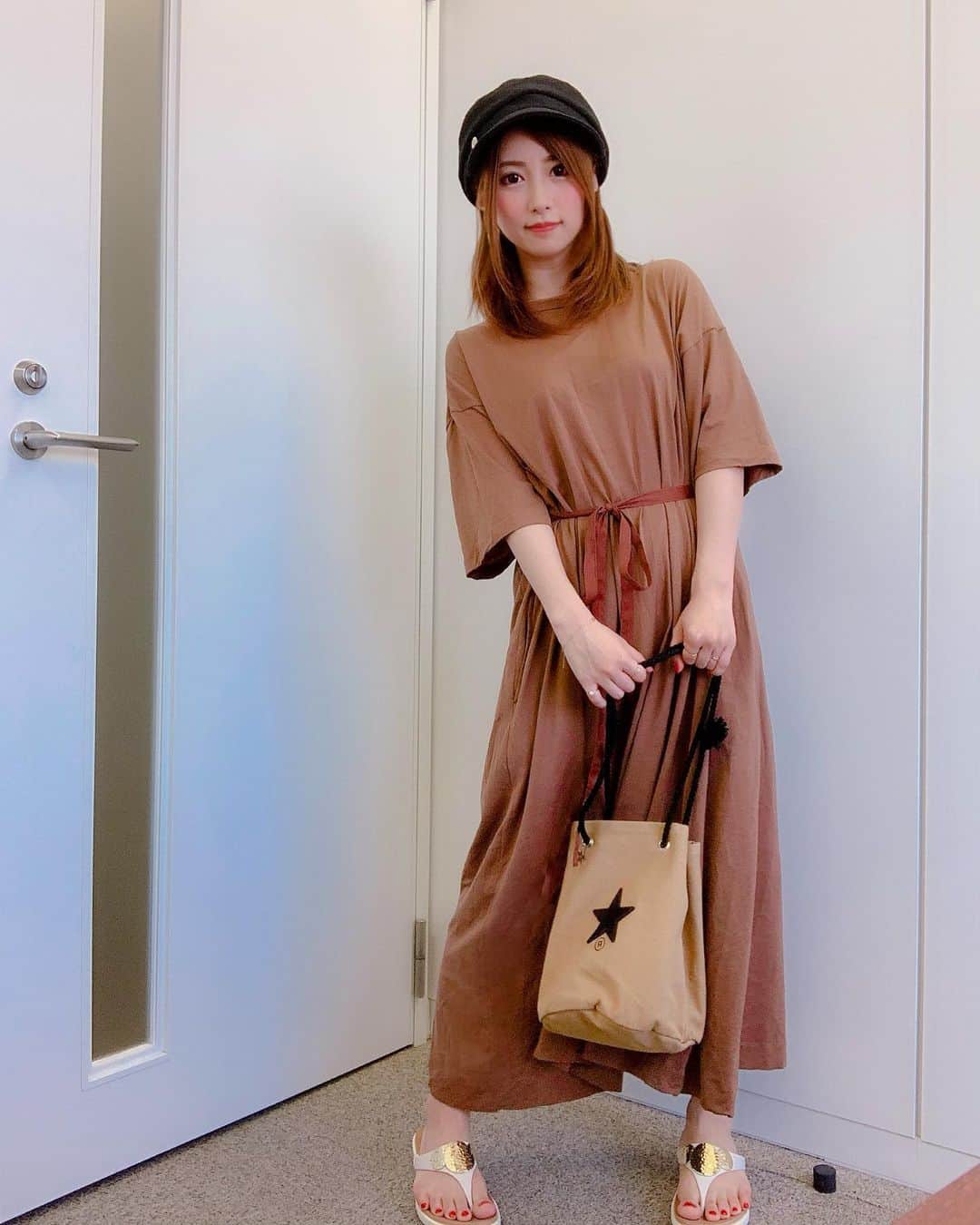 のインスタグラム：「💫 . . 今日はwebラジオからの ご飯会だけだったので ごゆる〜りなお洋服。 . . もう夏みたいに暑いねー。 . 服装も段々 難しくなってきて 春服着る期間 本当短かったなぁ💭 . . 最近好きな @converse_tokyo ❤️ バックとかを オシャレなファンの方が プレゼントしてくれるの！ . . これもとっても お気に入りの１つ☺️ . . ワンピースは先日買ったのだけど 生地が柔らかくて 本当着心地が良くて 一枚でさらっと着られるけど ウエストについてるリボンで キュッと見せられるから ゆるいけどメリハリついて とても体のラインが綺麗に見えて 買ったばかりなのに 沢山着ています☺️えへへ . . ふえぇーーー . 今日はご飯会だから 気にせず食べてしもた！げぷぅ。 . . 明日からまたダイエット 頑張ろうっと！ . みんなは夏に向けて 何か心がけていること ありますか☺️？？ . . casquette ↪︎ @ca4la_official  one-piece ↪︎ @snidel_official  bag ↪︎ @converse_tokyo  sandal ↪︎ @crocsjp . . #today #todayscode #fashion #bag #onepiece #sandal #casquette #snidel #conversetokyo #ca4la #crocs #ゆるコーデ #楽ちんコーデ」