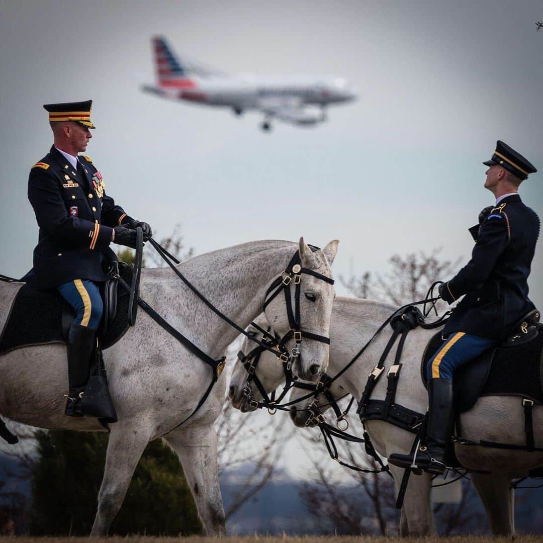 アメリカン航空のインスタグラム：「On this #MemorialDay, we honor those who have sacrificed their lives in service to our nation, and those who guard where they rest. Thanks @usarmyoldguard for what you do for our heroes @arlingtonnatl. We’ve got you covered with air support.」