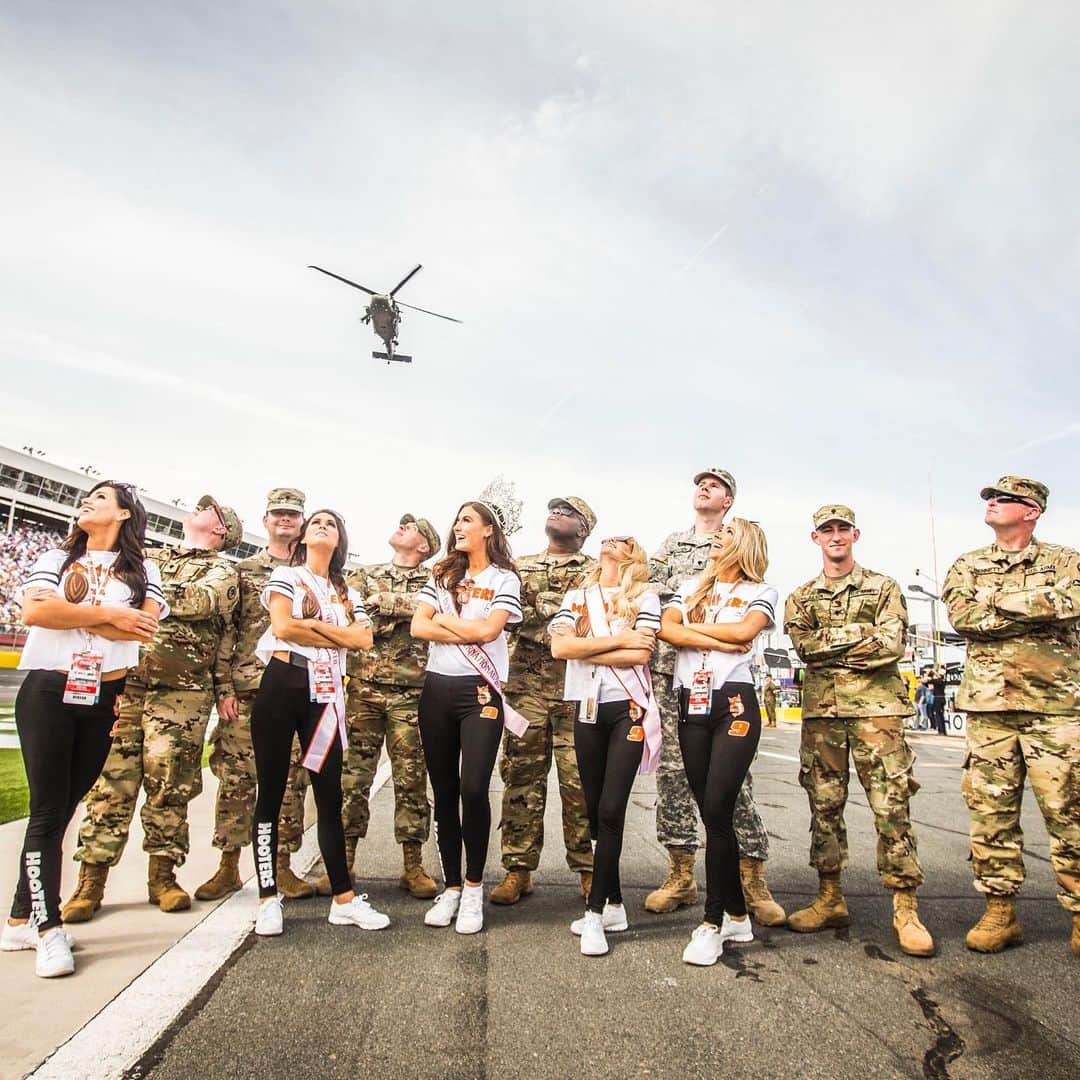 Hootersさんのインスタグラム写真 - (HootersInstagram)「Today, and every day, we stand by military members and remember those who made the ultimate sacrifice.  All military members eat free today! 🇺🇸 #MemorialDay *select menu*」5月28日 0時00分 - hooters