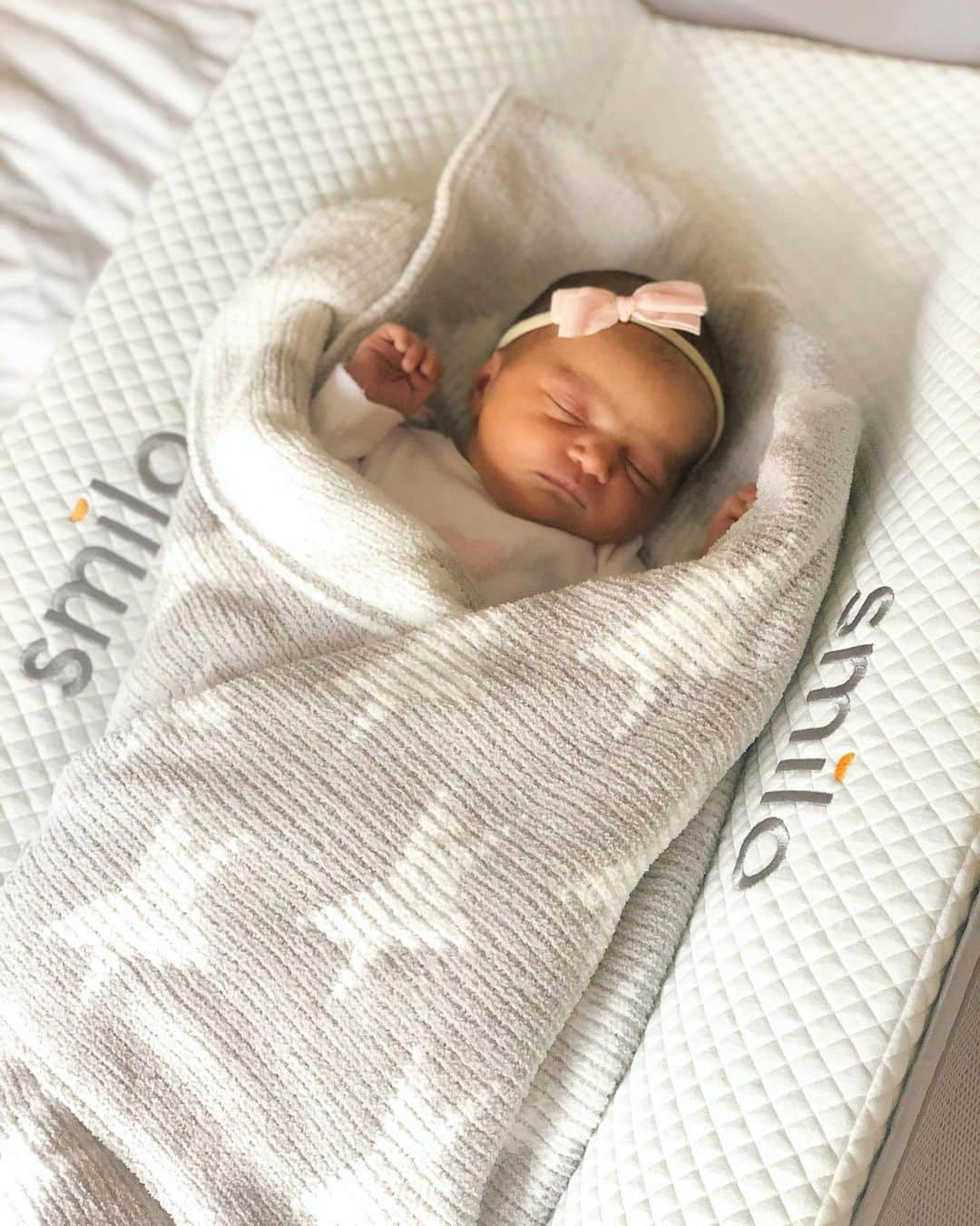 ジェマ・マリンさんのインスタグラム写真 - (ジェマ・マリンInstagram)「This princess is all about sleeping during the day and... crying at nights... 🤪 The more comfortable way for me, is having this baby lounger on my bed next to me, I barely have to move to pick her up during the night when She awakes. And let me tell you something, this blanket... is just... amazing❤️ I have 2 of them for when it gets dirty! 😅 Do you co-sleep? . . . Esta princesa duerme por el día y ... llora por las noches ... 🤪 La forma más cómoda para mí, es tenerla en mi cama junto a mí con este lounger, apenas tengo que moverme para cogerla cada vez que se despierta. Y déjame que os diga algo, esta manta ... me encantaaaa ¡Tengo 2 por si una se ensucia! 😅 Haceis colecho??? . . Baby Lounger and Blanket @smiloinc Discount code “GEMMA15” . .」5月28日 0時01分 - gemma_marin