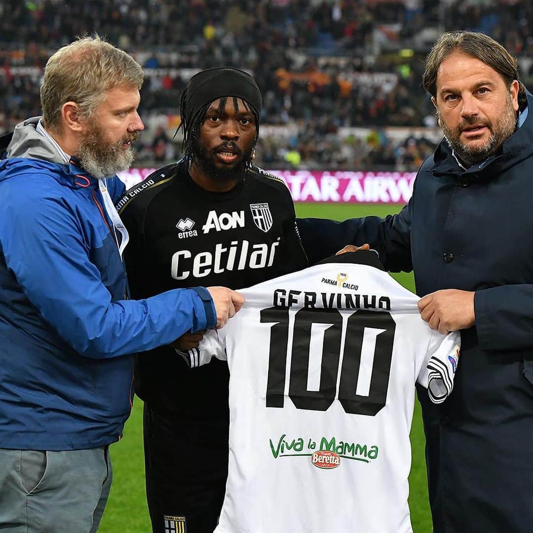 ジェルヴィーニョのインスタグラム：「Una stagione molto difficile ma grazie a questo straordinario gruppo abbiamo raggiunto l obbiettivo!! Un onore aver raggiunto le 100 presenze in serie A Grazie a tutti!! Un ringraziamento speciale al Ds Faggiano e al pres Pizzarotti per aver creduto e voluto fortemente il mio ritorno in serie A @parmacalcio1913 💛💙 _______________________________________________________ @dramane225 🤛🏾 🤜🏾 @calabriapino  #grazie #italia #parma #calcio #seriea #100」