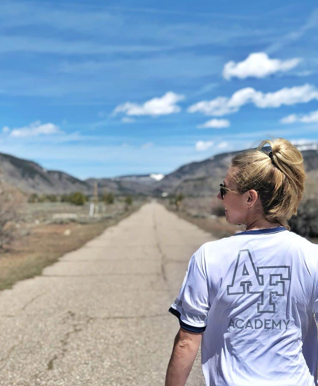 ミカエラ・シフリンさんのインスタグラム写真 - (ミカエラ・シフリンInstagram)「Taking a moment today (and every day really) to show gratitude for those who have devoted and sacrificed their lives serving our country. Camp Hale was a training site for the U.S. Army in the 1940s, designated for preparing soldiers to survive in the harsh conditions of winter and teaching them alpine and nordic skiing and mountain climbing. These soldiers became part of the the 10th Mountain Divison. It’s an honor to have this piece of our nation’s history just in my backyard, and I feel so grateful to not only the soldiers who trained at Camp Hale but every single soul who has fought for and served this country. ~ ~ ~ ~ ~ ~ ~ ~ ~ ~ ~ ~  On a similar note—I am SO excited and thankful for the opportunity to fulfill a lifelong dream of flying with the @afthunderbirds tomorrow! Even better, I get to represent the @af_academy Class of 2019! CONGRATULATIONS to the nearly 1,000 cadets who will become commissioned officers in the world's greatest Air Force this Thursday‼️, and I think I am allowed to say—on behalf of our country—thank you for your service. 🙏🏻🙏🏻 #usafa」5月28日 0時04分 - mikaelashiffrin