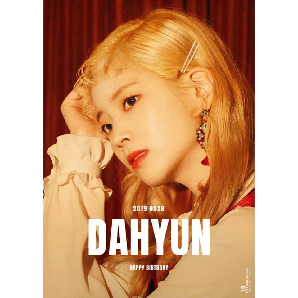 TWICE JAPANさんのインスタグラム写真 - (TWICE JAPANInstagram)「Happy Birthday DAHYUN  #HappyDAHYUNday」5月28日 0時05分 - jypetwice_japan