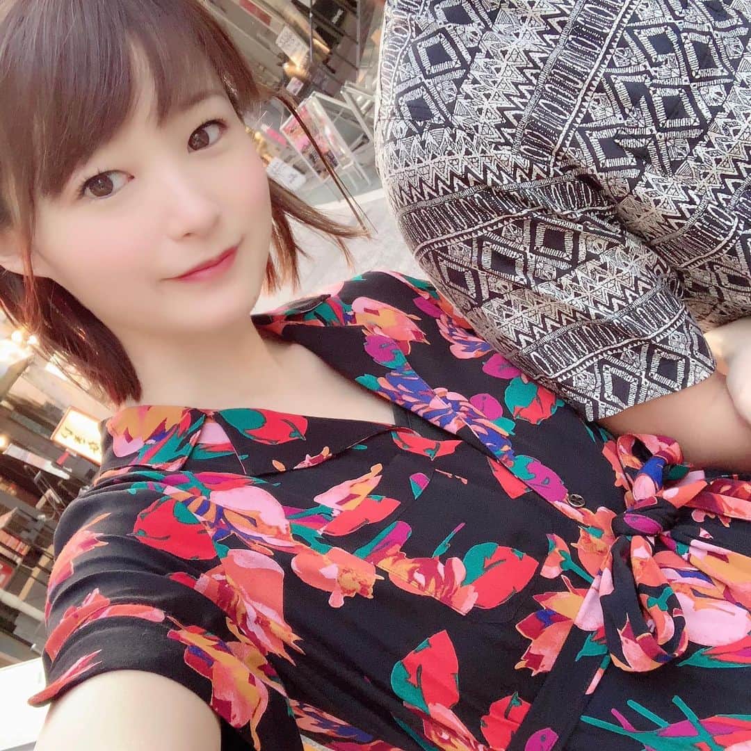 しほの涼のインスタグラム：「旦那さんと下北沢デート🥰 こうやって2人きりで出かけられるのもあと何回かなぁ😹💕 お腹大きくても可愛い格好したくて、ニューヨークで買ったワンピースを出しました👗妊娠してから毎晩マッサージしてくれて、 悪阻の時もずーっと支えてくれて、ようやく来月で臨月🤰❣️ いつもありがとう🥰3人家族になるのも楽しみ👶❣️ #妊娠9ヶ月 #妊娠33週 #33w #第一子妊娠中 #令和ベビー #令和ベイビー #女の子ママ #女の子ベビー #プレママライフ #ママリ #プレママ #プレママレポ #プレママコーデ #anthropologie #アンソロポロジー #うちの旦那 #妊娠中 #妊娠後期 #マタニティワンピース #マタニティコーデ #マタニティ生活 #マタニティママリ #マタニティ記録 #マタニティ#マタニティーライフ #マタニティーファッション #マタニティウェア」