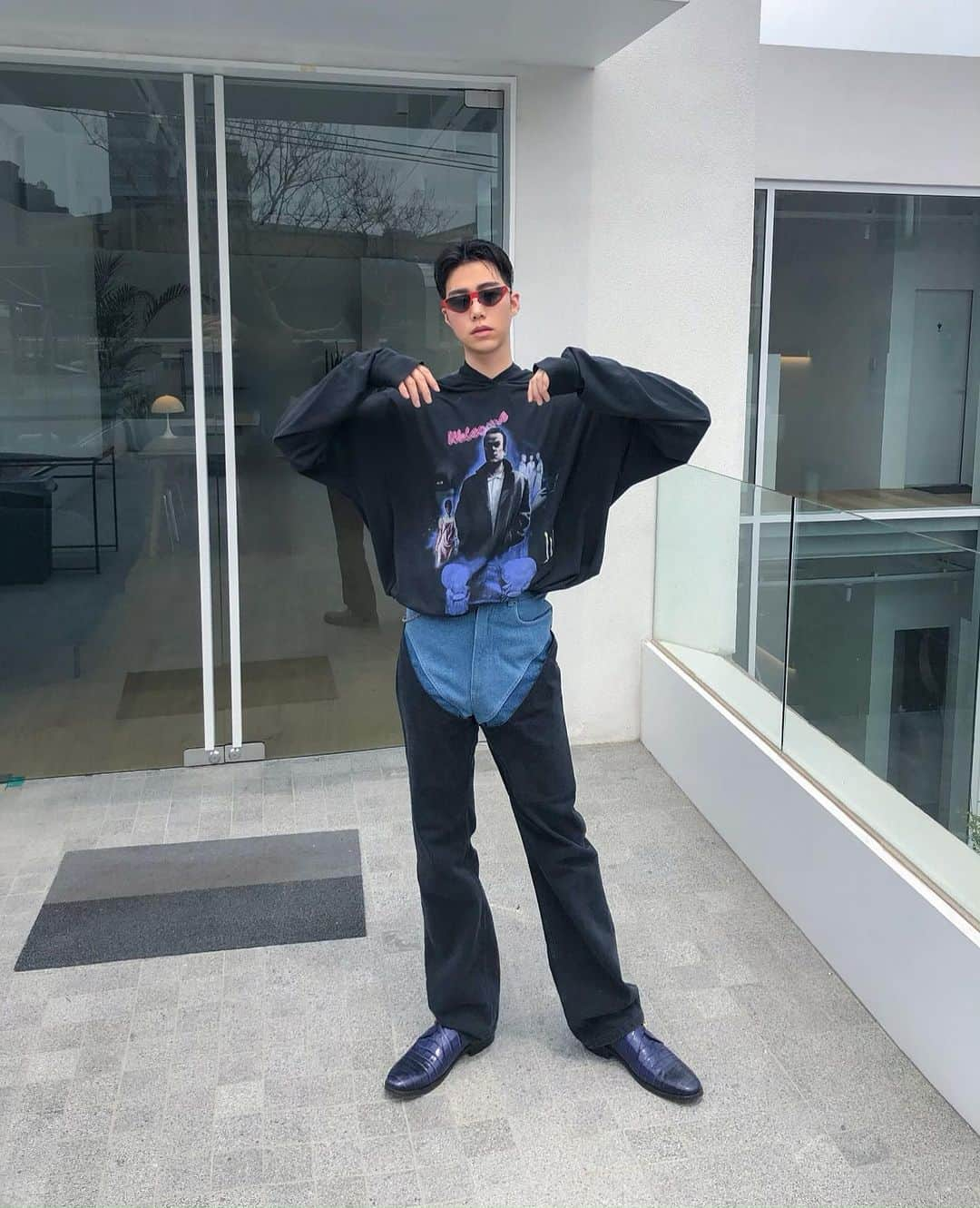 Junyoungさんのインスタグラム写真 - (JunyoungInstagram)「💙 . . . #mm6 #mm6maisonmargiela #maisonmargiela #yprojectjeans #yproject #maisonmargiela #mykita #martinerose #martinmargiela #margiela #balenciaga #vetements #mmm #ootd #outfit #mensfashion #menswear #supreme #발렌시아가 #와이프로젝트 #마르지엘라 #메종마르지엘라 #마틴마르지엘라 #마이키타 #마틴로즈 #엠엠식스 #성수 #성수동 #잭슨카멜레온」5月28日 0時09分 - yanggeng88