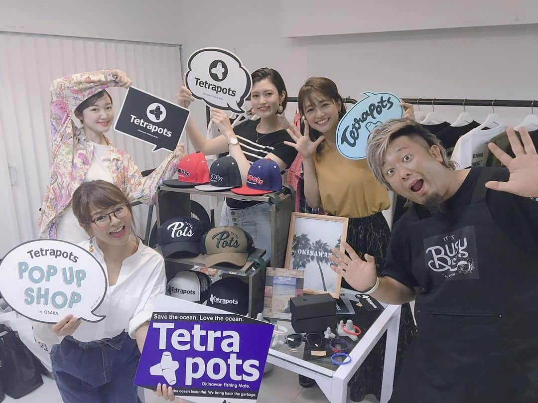 彼方茜香さんのインスタグラム写真 - (彼方茜香Instagram)「Tetrapots♥ 1日限定POPUPSHOPがアメ村で行われてたのでちゃこちゃんに誘ってもらって行ってきた(^^)v Newアイテムかわいかったなー♪  #tetrapots #モンゴル800 #高里悟 さん #ブランド #沖縄 #釣女ちゃこ ちゃん  #世界に1つのTシャツGET」5月28日 0時10分 - serikaochikata