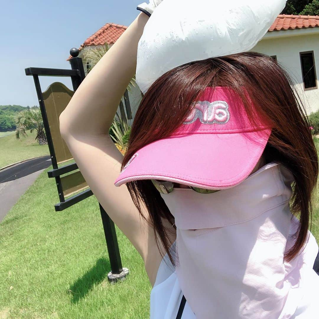 宮崎宣子さんのインスタグラム写真 - (宮崎宣子Instagram)「33度の今年一番の暑いゴルフ⛳️ しかもレギュラーティーからの挑戦でしたが、ドライバーが不調💦 何とか114におさまってくれましたが、レギュラーティーからは遠くて…💦 ウッドが大活躍🙏💕 #レギュラーティー #白ティー #ゴルフ女子 #ゴルフ好き #ゴルフコーデ #ゴルフウェア #アルチビオコーデ #夏ゴルフ #golfgirl #golfwear #archivio #golflife」5月28日 0時19分 - miyazaki_nobuko