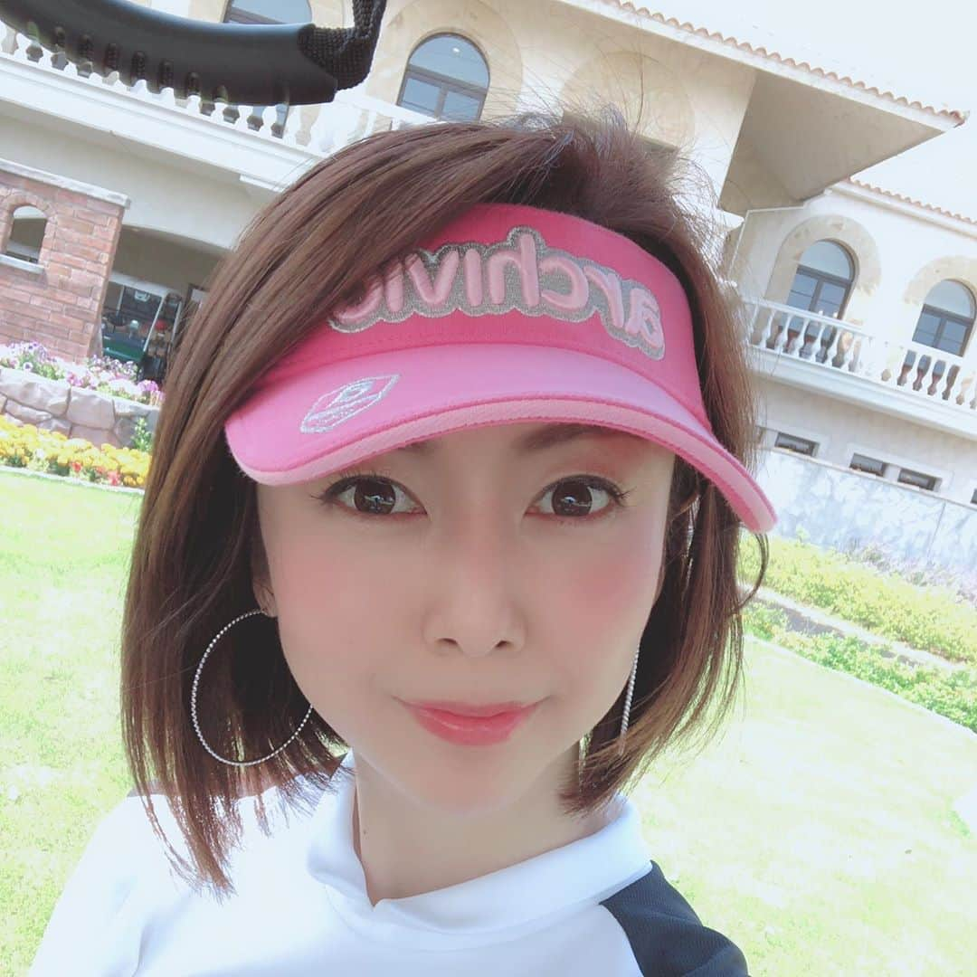 宮崎宣子さんのインスタグラム写真 - (宮崎宣子Instagram)「33度の今年一番の暑いゴルフ⛳️ しかもレギュラーティーからの挑戦でしたが、ドライバーが不調💦 何とか114におさまってくれましたが、レギュラーティーからは遠くて…💦 ウッドが大活躍🙏💕 #レギュラーティー #白ティー #ゴルフ女子 #ゴルフ好き #ゴルフコーデ #ゴルフウェア #アルチビオコーデ #夏ゴルフ #golfgirl #golfwear #archivio #golflife」5月28日 0時19分 - miyazaki_nobuko