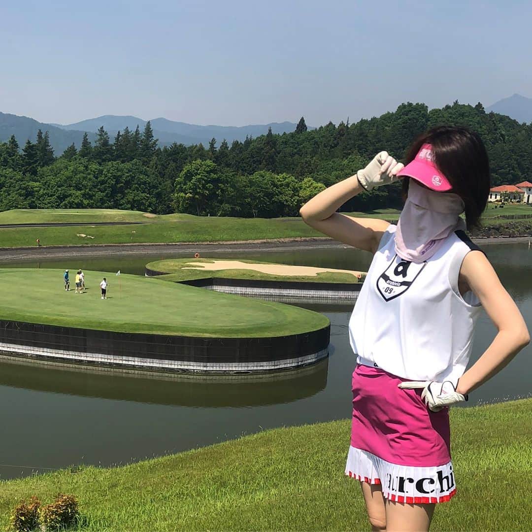 宮崎宣子さんのインスタグラム写真 - (宮崎宣子Instagram)「33度の今年一番の暑いゴルフ⛳️ しかもレギュラーティーからの挑戦でしたが、ドライバーが不調💦 何とか114におさまってくれましたが、レギュラーティーからは遠くて…💦 ウッドが大活躍🙏💕 #レギュラーティー #白ティー #ゴルフ女子 #ゴルフ好き #ゴルフコーデ #ゴルフウェア #アルチビオコーデ #夏ゴルフ #golfgirl #golfwear #archivio #golflife」5月28日 0時19分 - miyazaki_nobuko