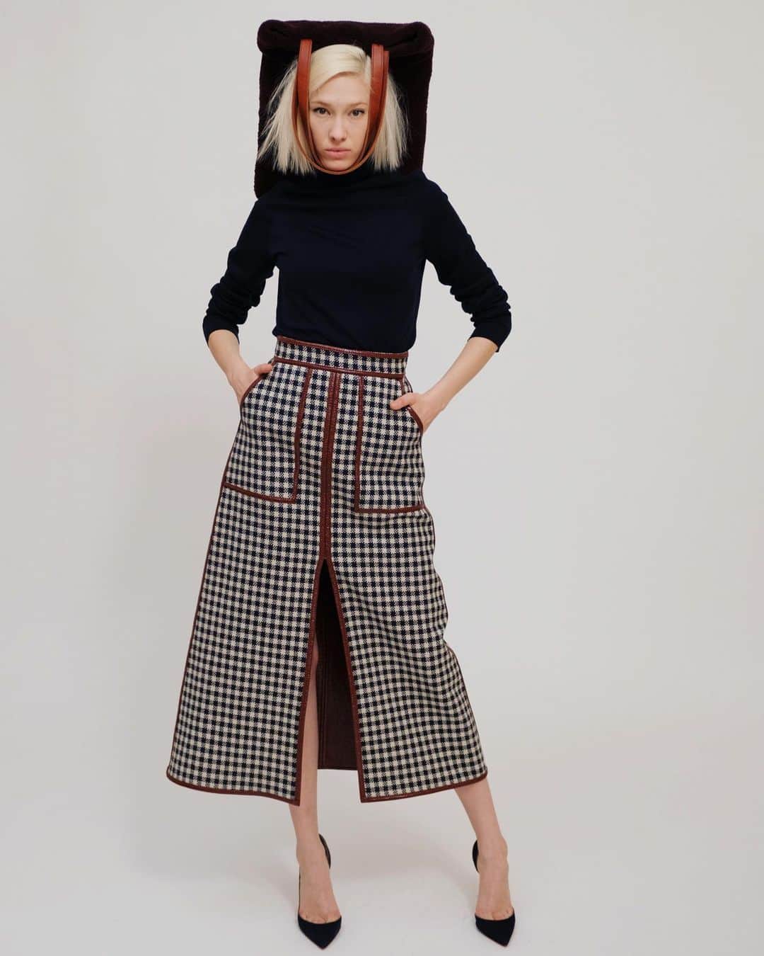 マーティン グラントのインスタグラム：「A line Skirt with front slit from MARTIN GRANT FW2019 Look 2」