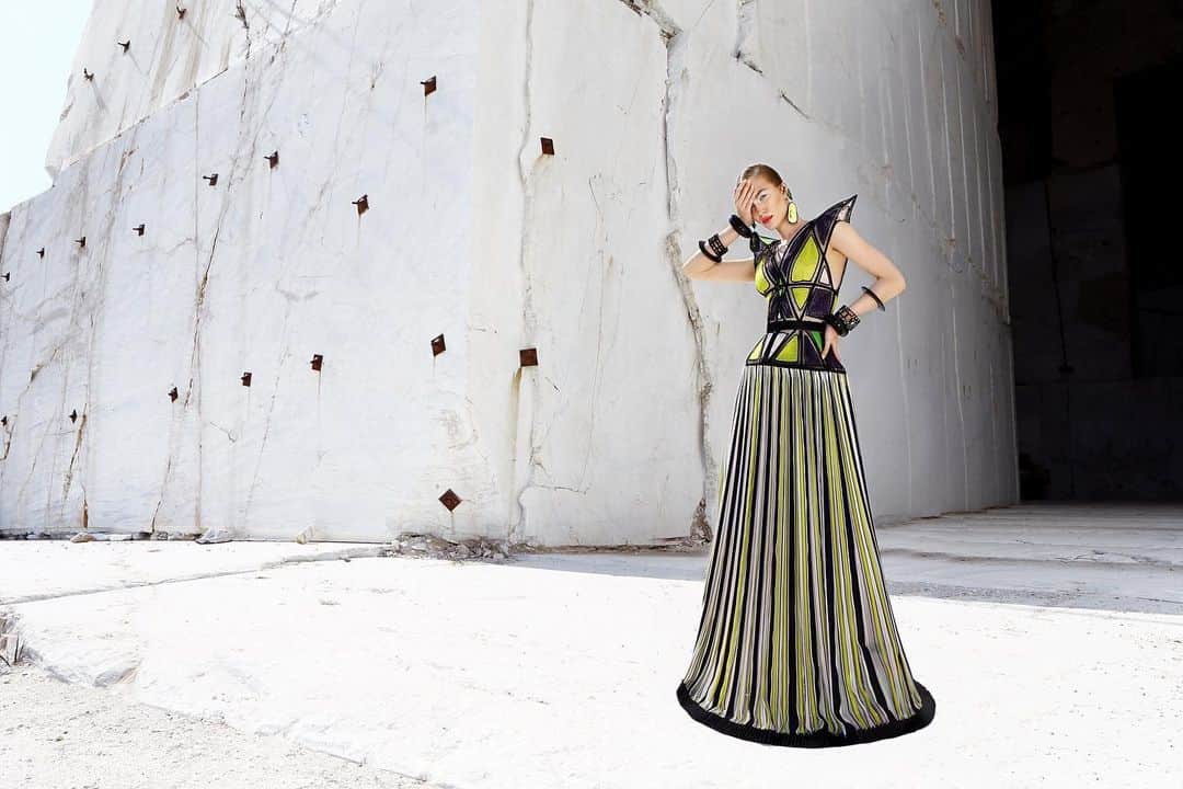 ジャンポール・ゴルチエさんのインスタグラム写真 - (ジャンポール・ゴルチエInstagram)「Hard being a Haute-Couture goddess on Monday, in #GaultierParis #SS19 for @numero_russia, shot in Greece. Photographed by @georgelivieratos. Styled by @arnoldmilfort.」5月28日 0時34分 - jeanpaulgaultier