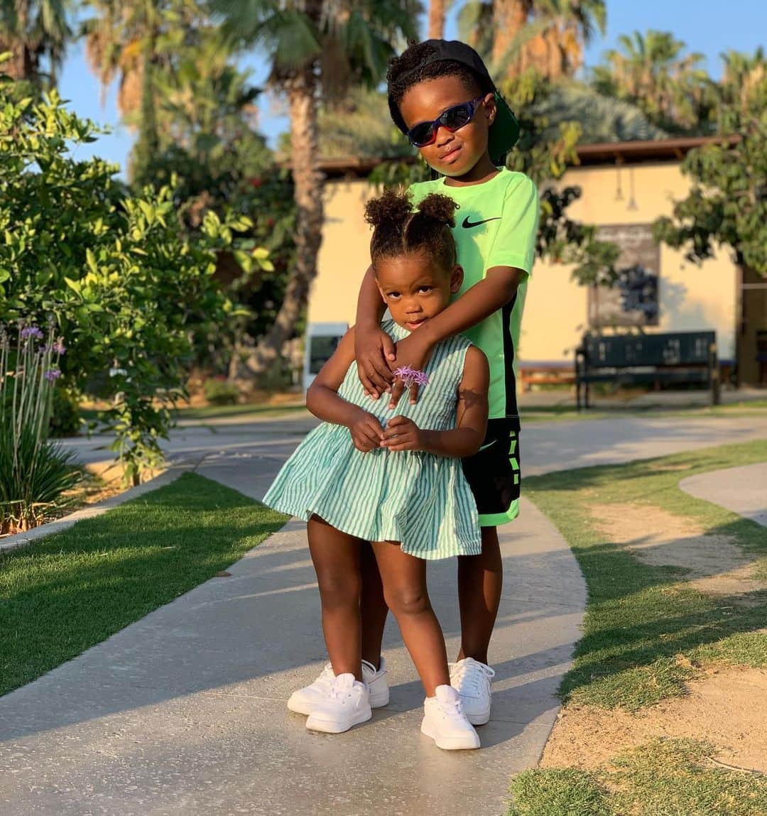 ラッセル・ウィルソンのインスタグラム：「Big Brother & Baby Sister. ❤️」