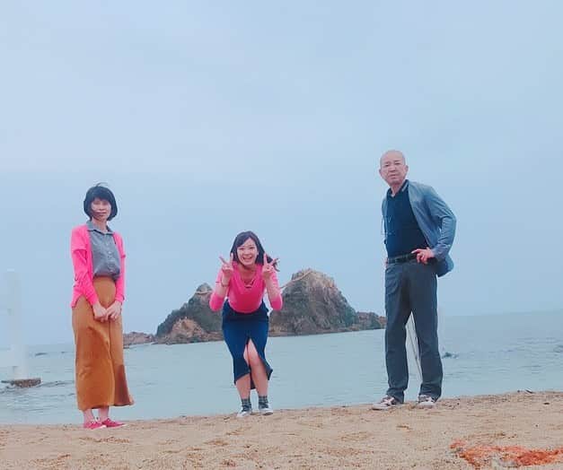 上杉あずさのインスタグラム：「. #二見ヶ浦 #夫婦岩 にて #家族写真 #⛩ リアル夫婦に挟まれた岩みたいな娘です。 天気はひたすら悪かったけど、写真と父の機嫌は🙆🏻笑 本日はうちの店・サムタイムは休みでした🍻夫婦岩拝んだんだから、明日から仲良く営業して下さいね🙏🏼お客様方も見張りよろしくお願いします✨(笑) . #糸島 #ドライブ #海 #うきは #飲み屋 #サムタイム #マスター #ママ #店休日 #家族 #集合写真 #恭平はいない  #family #photo #fukuoka #itoshima #sakurai  #drive #spot #sea #seaside #temple #🏖 #🌊 #🚗 #👪」