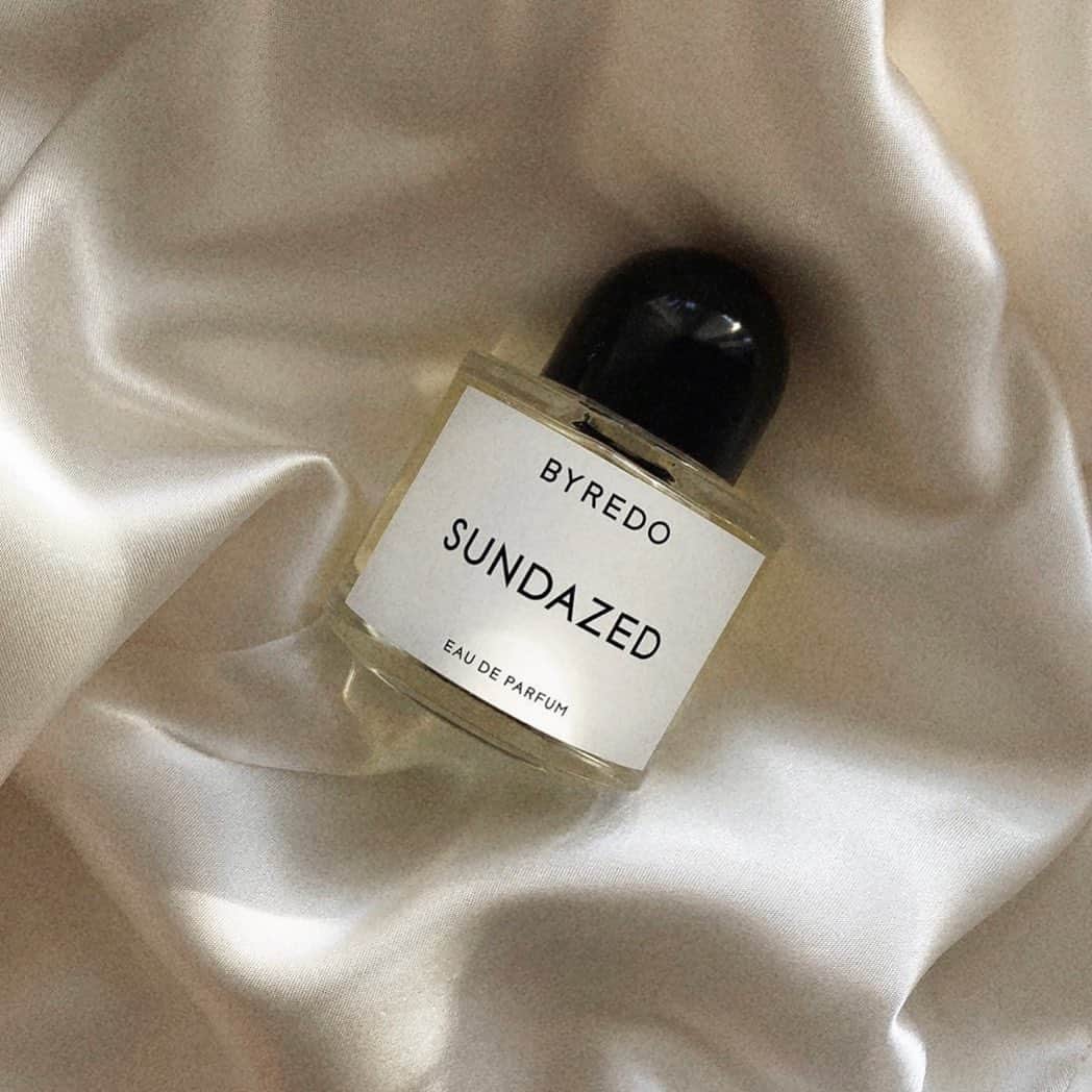 Marianna Hewittさんのインスタグラム写真 - (Marianna HewittInstagram)「picked up @officialbyredo sundazed perfume the other day 🍋 smells like summer, sweet lemons, cotton candy and dryer sheets. 1-2 sprays is more than enough. It also comes in a hair perfume but it was sold out where I bought this so may order it online. I love this for a fresh summer perfume ☀️」5月28日 0時37分 - marianna_hewitt