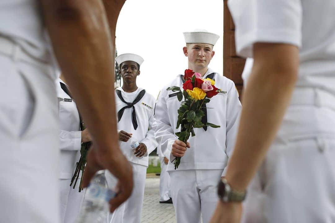 NBC Newsさんのインスタグラム写真 - (NBC NewsInstagram)「Naval Sea Cadets pass along flowers to one another during a volunteer event ahead of #MemorialDay at Arlington National Cemetery in Virginia. . 📷 @tom_brenner / @gettyimages」5月28日 0時51分 - nbcnews