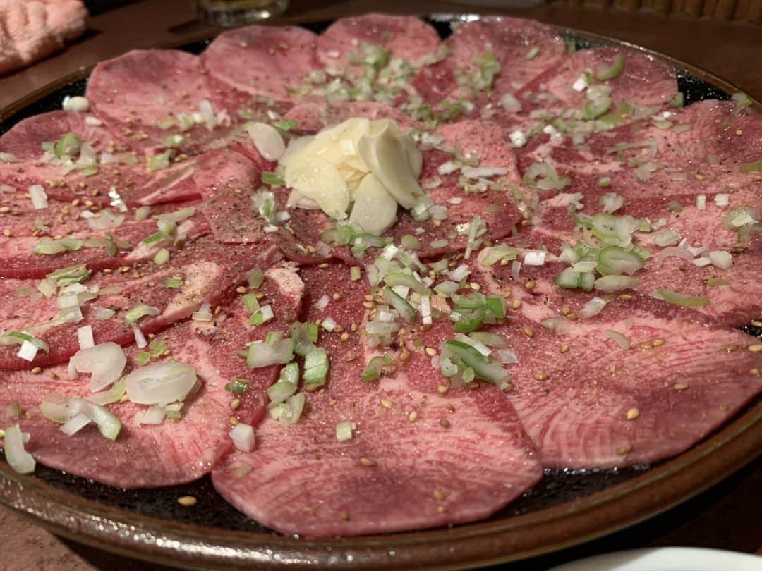 大沢文也のインスタグラム：「ん～、美味しいですなぁ～  #焼肉 #やきにく #ヤキニク #yakiniku #上タン #タン塩 #ミノ #カルビ #ホルモン #ハラミ #beef #bbq #グルメ #肉しか信じない #肉好きな人と繋がりたい #肉命」