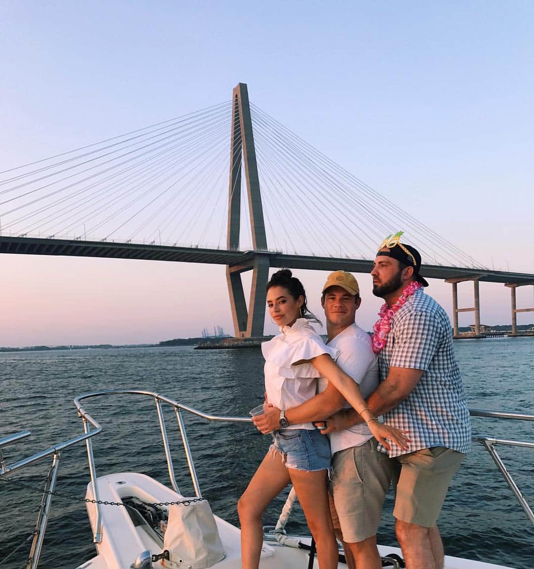 クロエ・ブリッジスのインスタグラム：「Were you even on a boat if you didn’t at least ATTEMPT to do a Titanic?」