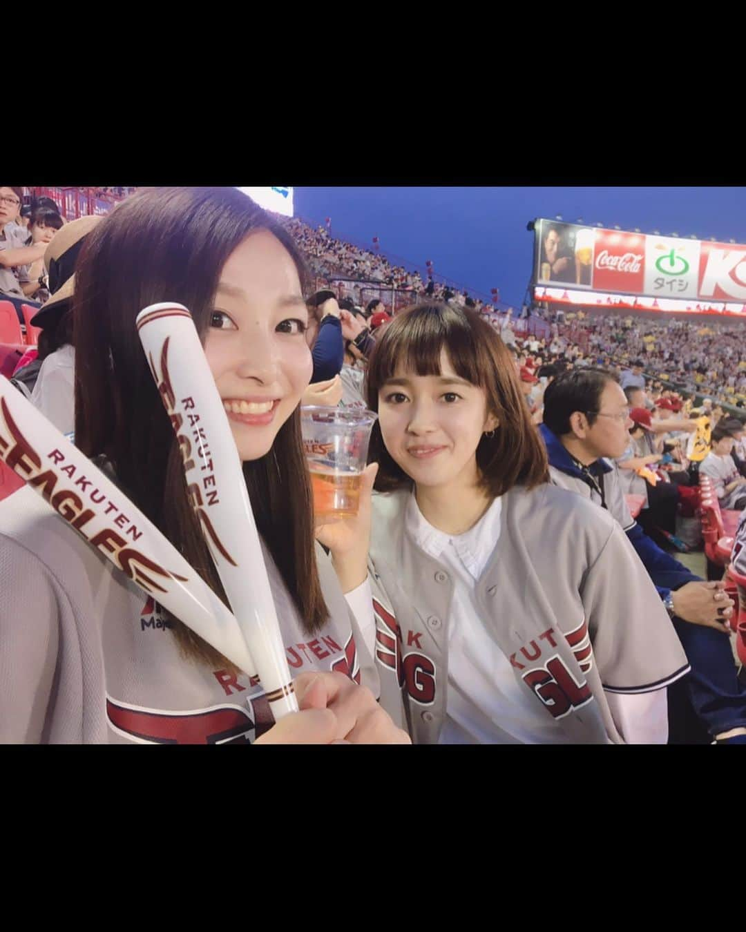 佐藤あり紗さんのインスタグラム写真 - (佐藤あり紗Instagram)「. . . 野球観戦⚾️ . . ユニフォームプレゼント🎁 嬉しい🧡 . グッズが着々と増えてます🙋‍♀️💕 . . 岩崎さんに感謝🙋‍♀️🌈 . . #東北楽天ゴールデンイーグルス win #オリックスバッファローズ #野球観戦 #野球 #スポーツ観戦 #始球式するのが夢 #わしほー  #佐藤あり紗」5月28日 0時51分 - arisa_chu