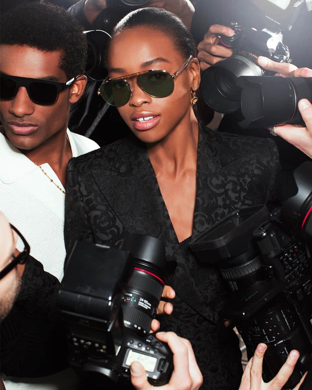 ドルチェ&ガッバーナさんのインスタグラム写真 - (ドルチェ&ガッバーナInstagram)「All eyes on you. The sensuality of Dolce&Gabbana meets urban street style in the new #DGLogo sunglasses.  #DGEyewear #DGWomen Picture by @morellibrothers」5月28日 0時46分 - dolcegabbana