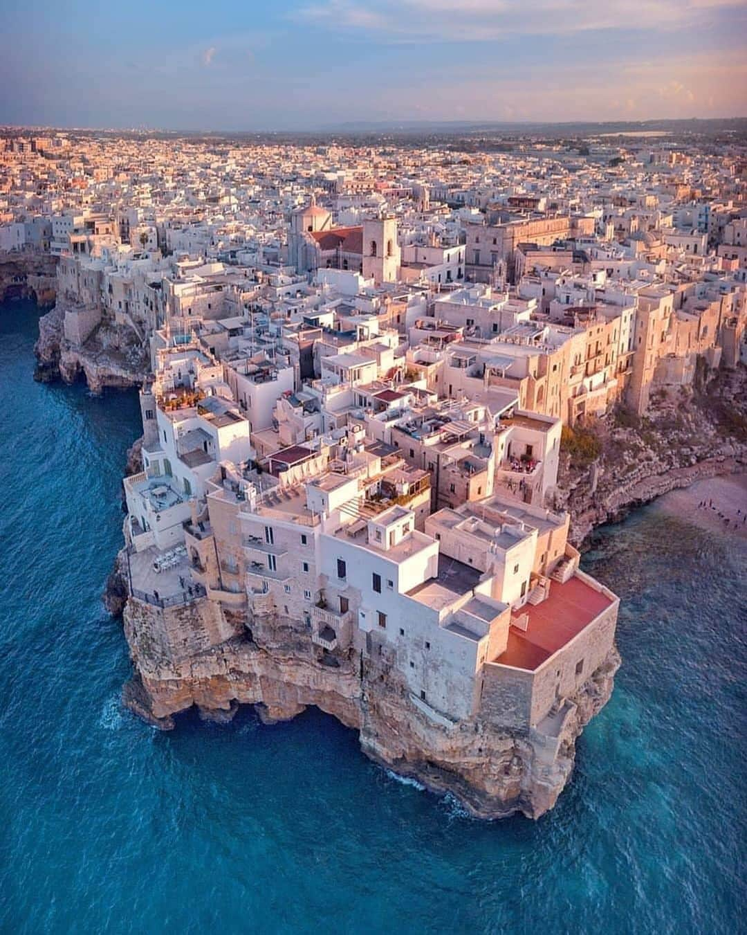 Earth Picsさんのインスタグラム写真 - (Earth PicsInstagram)「Cliff dwelling 🇮🇹 Photo by @imaginapulia」5月28日 0時49分 - earthpix