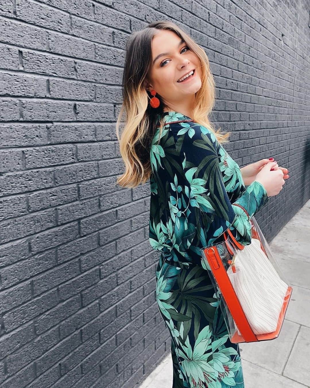 アクセサライズのインスタグラム：「Far from your average wallflower accessories, our brand new pieces are made with summer in mind. Expect pops of colour, and plays on textures, like this beautiful sports luxe bag finished with on-trend perspex. 📷 @bibi_bagnall 🔍 Bag - 6899255700 🔍 Earring - 6819546000  Tap the link in the bio to shop now.  #Accessorize #Accessorizer」