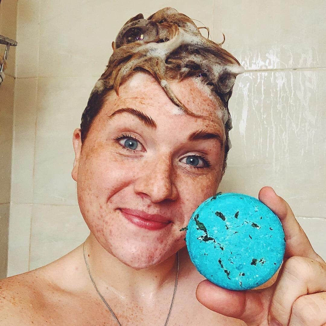 LUSH Cosmeticsさんのインスタグラム写真 - (LUSH CosmeticsInstagram)「Lush Shampoo Bars are an easy way to cut down on plastic while keeping hair clean and shining. Just jump in the shower, swipe the bar over your scalp, set it down somewhere dry and drain, and massage the foam into your scalp. Follow with your favorite Lush Conditioner Bar for the ultimate duo. 😘 / 📷: @lesswastelaura * * * * * * #skincarethreads #skincarejunkie #skincarelover #skincareregime #summer #summervibes #packagingfree #plasticfree #shampoobar #shampoobars #barshampoo #plasticfreeoceans #plasticfreeparent #plasticfreeforthesea #plasticfree」5月28日 0時53分 - lushcosmetics