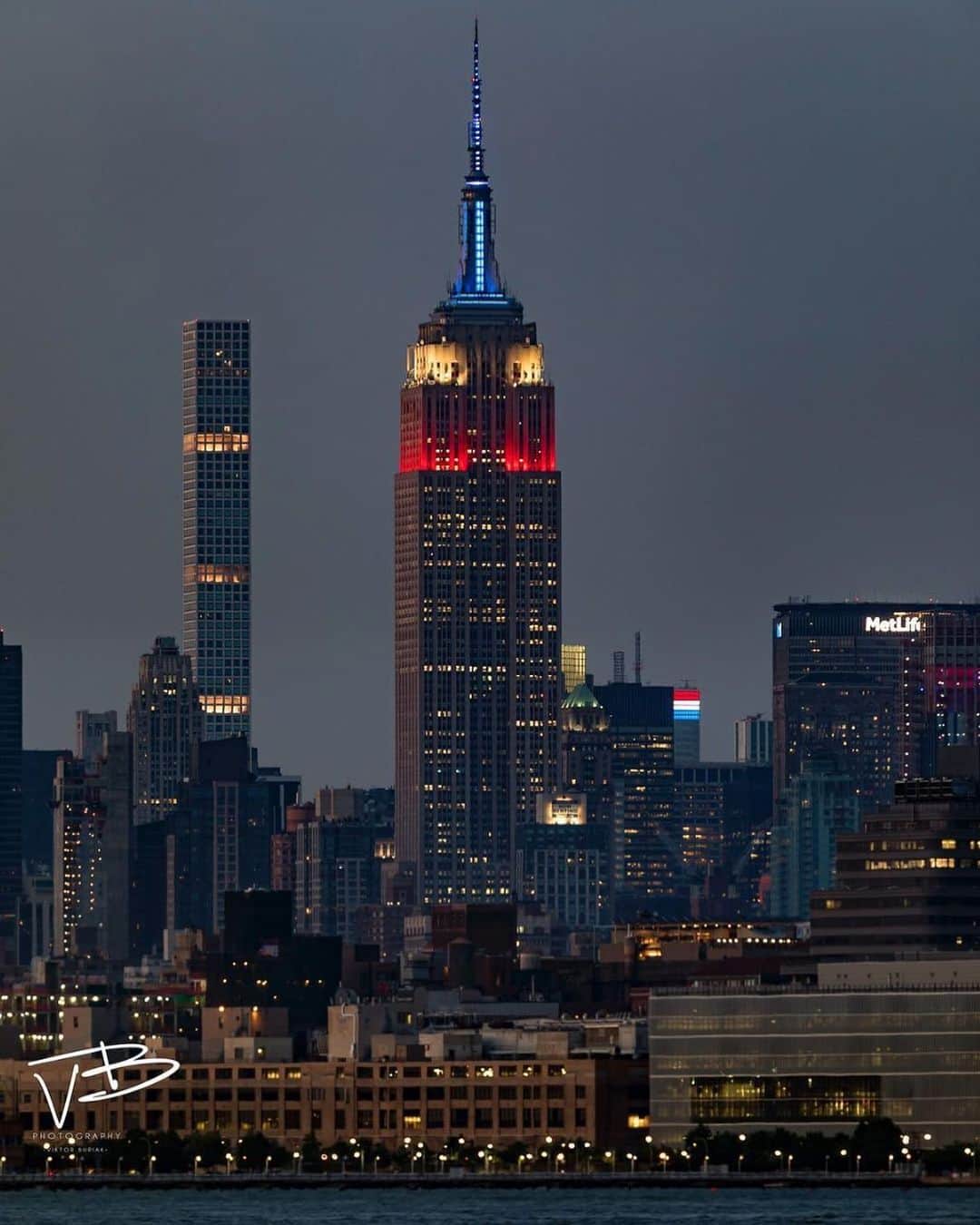 Empire State Buildingさんのインスタグラム写真 - (Empire State BuildingInstagram)「We’re glowing in red, white and blue this evening for #MemorialDay. 🇺🇸 . 📷: @vikvik7」5月28日 0時57分 - empirestatebldg