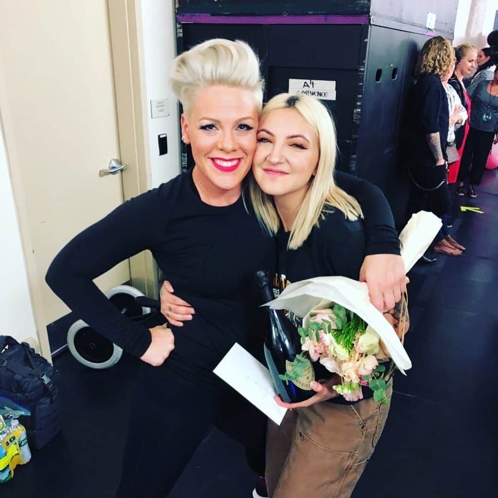 MTVさんのインスタグラム写真 - (MTVInstagram)「The amount of TALENT in this photo!!! 👏❤ | 🔁 @juliamichaels @pink」5月28日 1時02分 - mtv