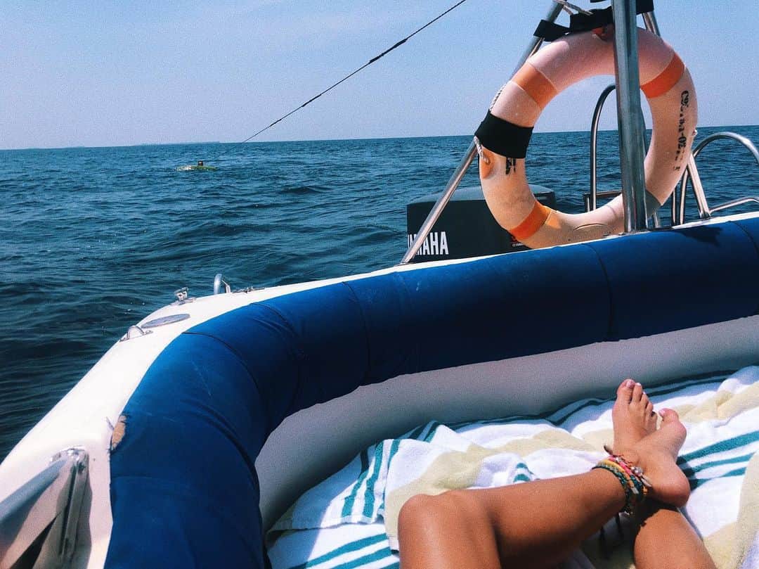 ダニジョーのインスタグラム：「Memorial Day sails ☀️⚓️ tap to shop @danielleasnyder’s #ankleparty」