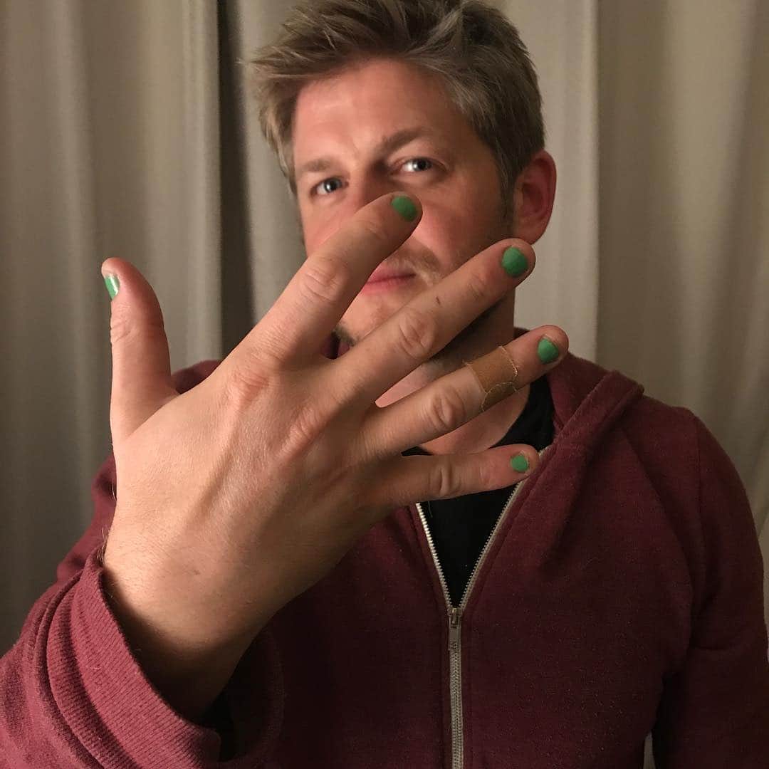 マイケル・グラント・テリーのインスタグラム：「I was challenged by @nachoserricchio to paint my nails green to keep the conversation going about #mentalhealth We must continue to talk about this and embrace those who need our help. There is no shame in feeling depressed or having anxiety. And as someone who experiences both of those emotions - they do not define who I am (although my chewed off nails can tell stories for days). Talking about this is scary, but BRAVE. And makes me a better and more aware human being. Thank you Nacho for the challenge. #endthestigma #mentalhealthawareness」
