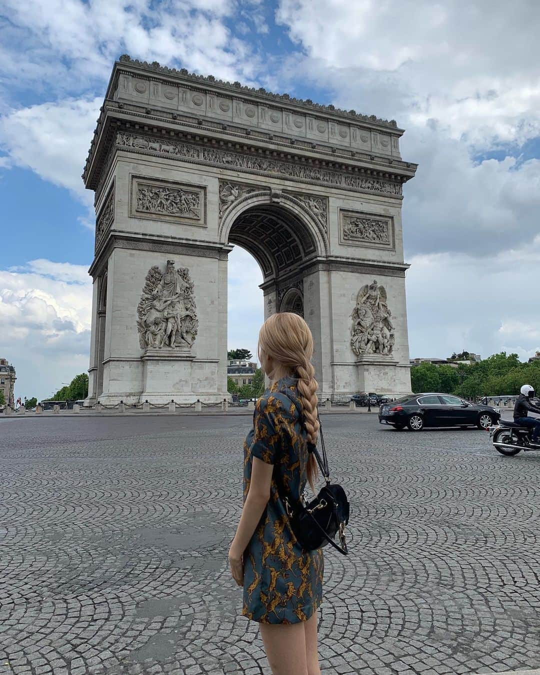 ロゼさんのインスタグラム写真 - (ロゼInstagram)「rosie in paris 🇫🇷」5月28日 1時10分 - roses_are_rosie