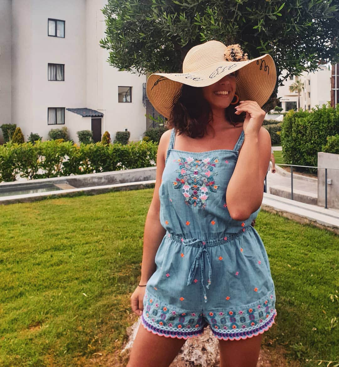 ジョージア・メイ・フットのインスタグラム：「Give a girl a big hat, a comfy play suit, a bit of sun and see her smile 😍 @shopmatalan #matalanmoments #ad」
