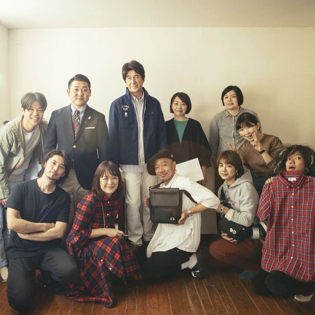 竹村真奈のインスタグラム：「『VAN FEAT. 草刈正雄 ショルダーバッグBOOK』（宝島社）6/21に発売です！ . 我が父の青春でもあるVAN が創業70周年ですって。両親に自慢できるお仕事をさせていただいて嬉しいです。 . 最近は『なつぞら』を観るのも日課なのでこのタイミングで泰樹さん…じゃなくて草刈さんとお仕事できて喜び倍増でした。 . 撮影は荒木勇人さん、スタイリングは九さん、ヘアメイクは横山雷志郎さんという神チームで終始楽しく。ステキな草刈さんしか見てなかったから気づかなかったけど、自分の眉毛がやたら濃いw . そうそう、最近お仕事のお知らせとか全然してなかったけど、水面下でまだ言えないような楽しいことが動き始めてます。お楽しみにしていてください。働き方改革、めっちゃ意識しながら。なんかもう全然やったことないこととか全力でやりたい。 #van #草刈正雄 #なつぞら」