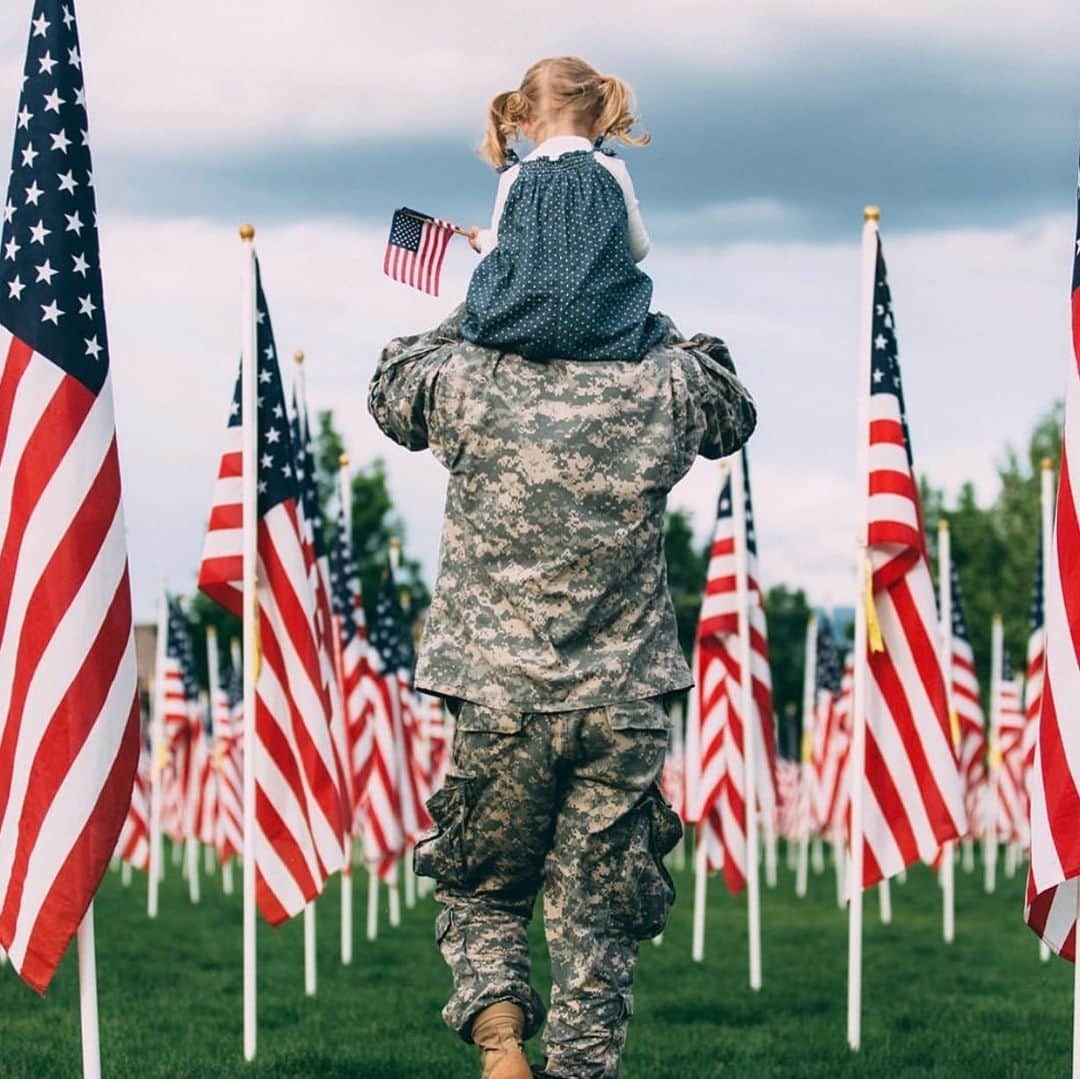 リース・ウィザースプーンさんのインスタグラム写真 - (リース・ウィザースプーンInstagram)「Happy #MemorialDay! Endlessly grateful for the brave men and women who have made the biggest sacrifice to protect our freedom. I hold your families in my heart ❤️🇺🇸」5月28日 1時15分 - reesewitherspoon