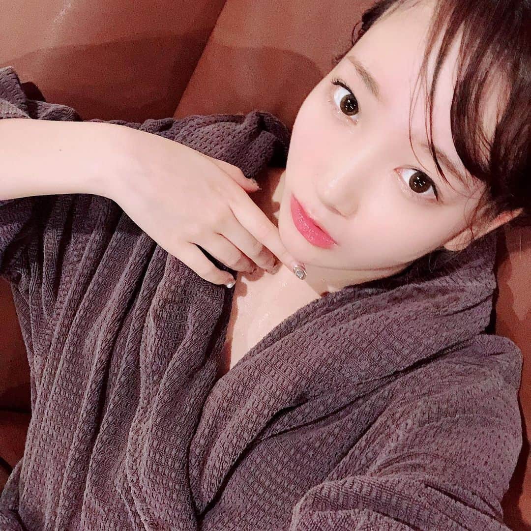 のインスタグラム：「自撮りインスタ活動 温泉きてる旅行中  寝てお風呂はいって 食べて寝てお風呂はいっての繰り返し  デトックス〜って思いきや〜 それ以上に食べてるう〜🥺 バスローブって本当便利〜 家に欲しいなぁ✨  #旅行 #インスタ活動 #千葉 #温泉 #京佳 #グラビア #japanesegirl  #gravure #sexy #asiansexy  #asiangirls  #性感 #大胸 #下着 #水着 #boob  #フォロワー増やしたい #likeforlikes  #like4likes  #likeforfollow  #likeforlikeback」