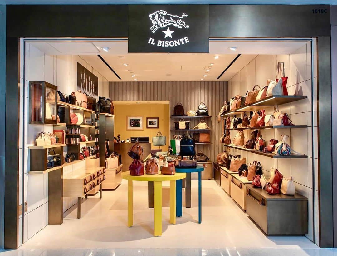 イルビゾンテのインスタグラム：「IFC HK store has moved! « Dear clients, it has been an absolute pleasure helping you in IFC mall and sharing with you the craftsmanship of Il Bisonte. Thank you for sharing your lovely Il Bisonte bags and their wonderful stories. We appreciate your support in these past nine months, and are looking forward to seeing you in the K11 store, as well as in Harbour City and Causeway Bay Sogo soon! » Charles, HK Retail Manager. ☆ #ILBISONTE」