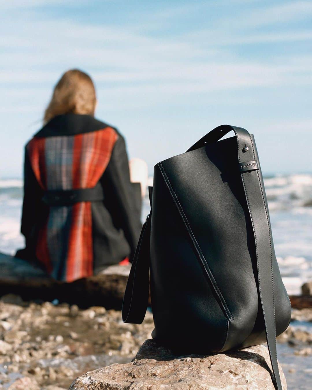 ランバンのインスタグラム：「NEW ON LANVIN.COM — The #LanvinHook bag, designed by @brunosialelli, also available in black. Photography by @quentinsaunier  #LanvinFW19」
