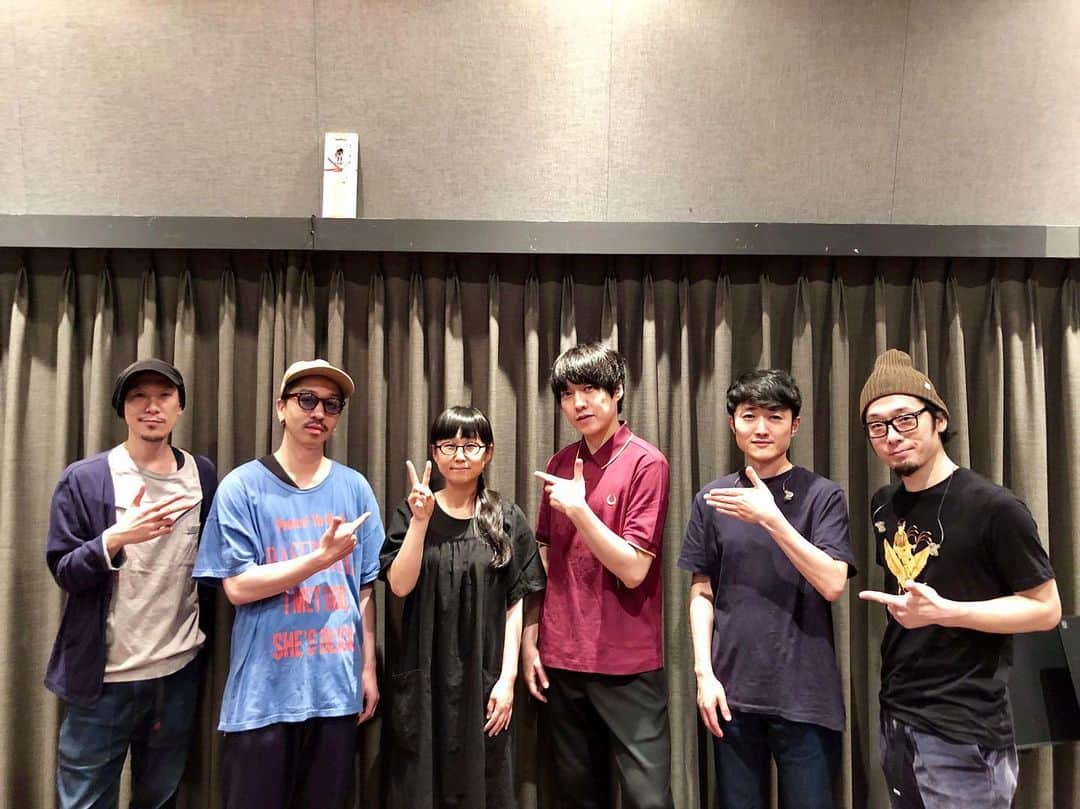 土井コマキのインスタグラム：「「いよいよ今週末」感が出てきたー！6/1でFM802は30歳。大阪城ホールで、でっかいバースデーパーティです。 RADIO MAGIC初日、 ナルバリッチJQさんとフジファブリックのパートのリハの見学してきた。 JQさんが歌い出すと空気が踊りだす。ダルマじゃないけど、音に目が入る感じ。それを受けて、フジのアレンジが始まって。新しい！新しいです。完成形がたのしみ〜。 #fm802 #30party  #フジファブリック  #ナルバリッチ  #フジバリッチ」