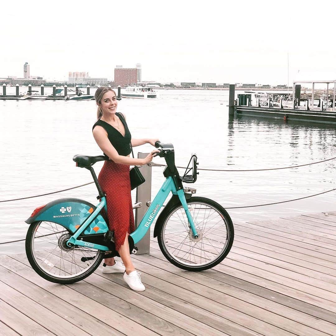 アシュリー・ワグナーさんのインスタグラム写真 - (アシュリー・ワグナーInstagram)「Blue-biking my way around Boston this Memorial Day! Blue Cross Blue Shield of Massachusetts has been working with @ridebluebikes to promote a healthier lifestyle, and this month during #nationalbikemonth Blue Cross is offering a $20 discount to members who sign up for a Bluebikes membership! #ad #thebluebikeseffect #bcbsma」5月28日 1時33分 - ashwagner2010