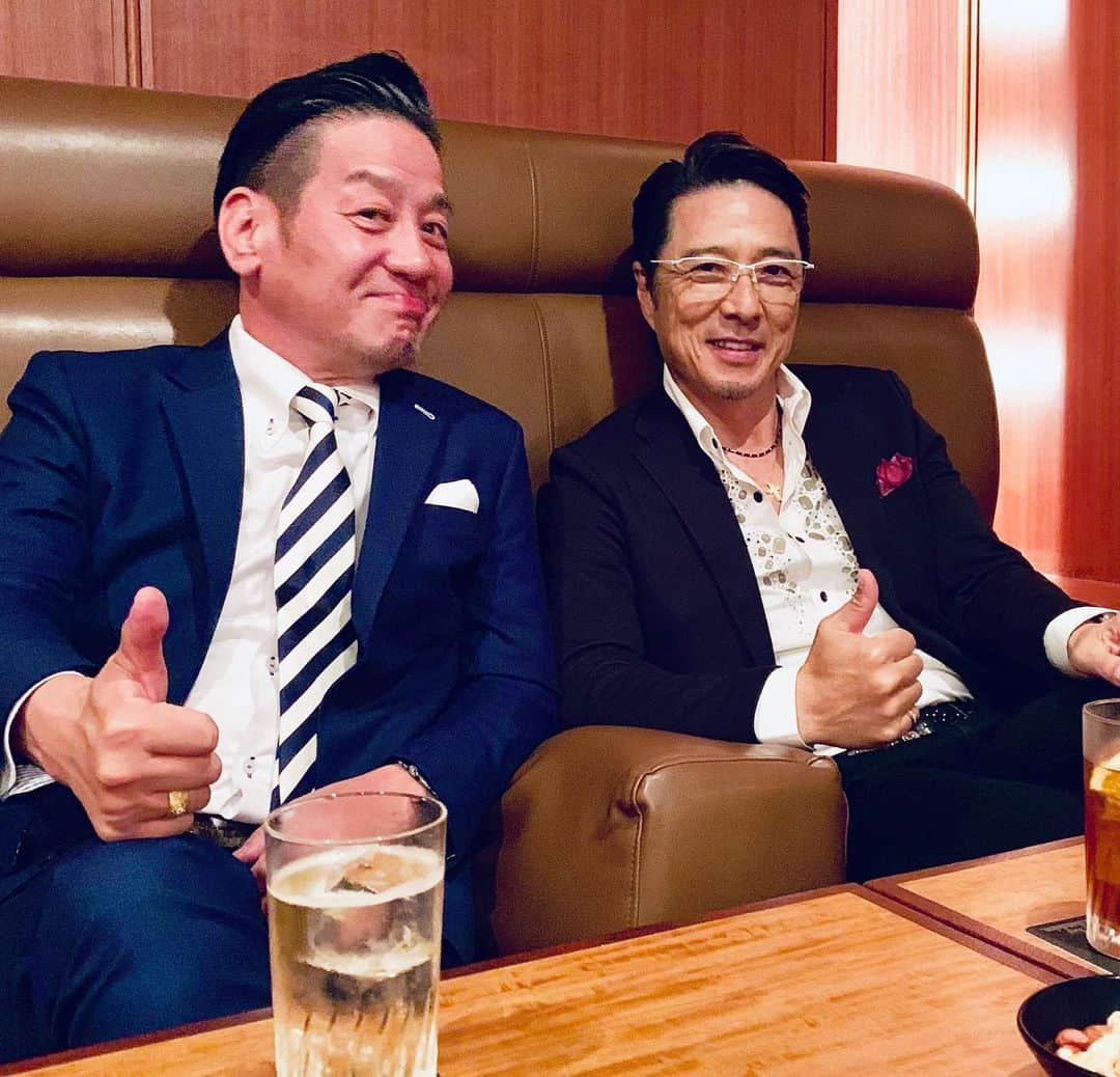 黒田アーサーさんのインスタグラム写真 - (黒田アーサーInstagram)「本日のパーティー終了後に ご参加の皆様と記念撮影。  その後はみんなと別れて、 本当に久しぶりに三村社長と ゆっくり語り合いました😊  2人の出会いと歴史を辿ったりして、なんだかとっても感慨深い気持ちです。  三村社長とのご縁と出会いに、 心から感謝した夜でした！ これからも長いお付き合いを よろしくお願いします😉 #三村社長 #黒田アーサー」5月28日 1時34分 - kuroda_arthur