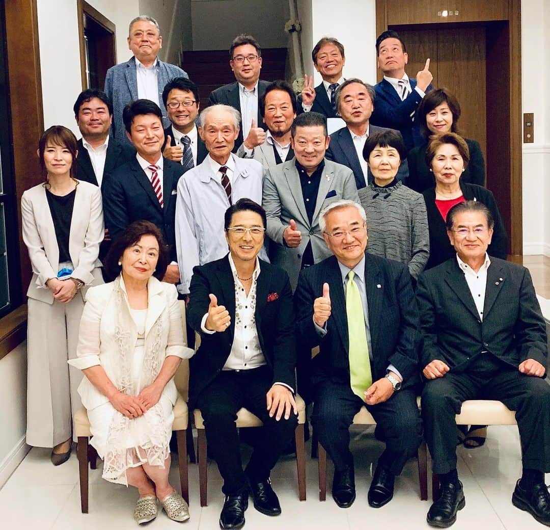 のインスタグラム：「本日のパーティー終了後に ご参加の皆様と記念撮影。  その後はみんなと別れて、 本当に久しぶりに三村社長と ゆっくり語り合いました😊  2人の出会いと歴史を辿ったりして、なんだかとっても感慨深い気持ちです。  三村社長とのご縁と出会いに、 心から感謝した夜でした！ これからも長いお付き合いを よろしくお願いします😉 #三村社長 #黒田アーサー」
