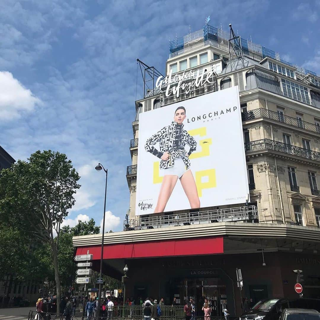 クリス・ジェンナーさんのインスタグラム写真 - (クリス・ジェンナーInstagram)「A VERY tall Kenny for @longchamp in Paris!!! So proud of my girl @kendalljenner #love #Longchamp」5月28日 1時36分 - krisjenner