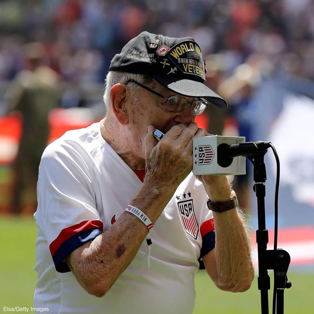 ABC Newsさんのインスタグラム写真 - (ABC NewsInstagram)「WWII veteran Pete DuPré, nicknamed "Harmonica Pete" performs the national anthem in front of energized soccer fans at the match between the U.S. Women’s National Team and Mexico in New Jersey. #harmonica #nationalanthem #memorialday」5月28日 1時37分 - abcnews